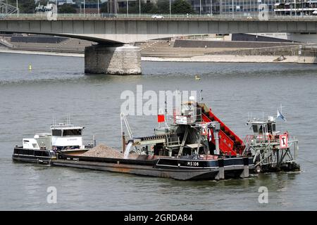 Un dredger de la société Hülskens Wasserbau approfondit et élargit le canal de navigation dans le Rhin près de Cologne. --- Baggerschiff der Firma Hülskens Hydrotechnik vertieft und verbreitert im Rhein in Köln die Fahrrinne für die Schiffahrt. Banque D'Images