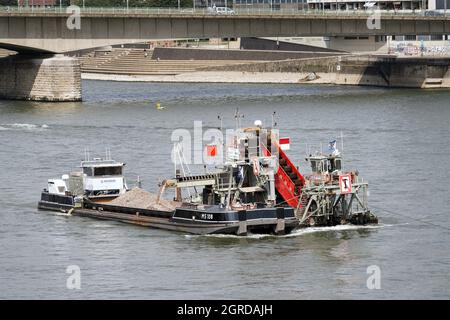 Un dredger de la société Hülskens Wasserbau approfondit et élargit le canal de navigation dans le Rhin près de Cologne. --- Baggerschiff der Firma Hülskens Hydrotechnik vertieft und verbreitert im Rhein in Köln die Fahrrinne für die Schiffahrt. Banque D'Images