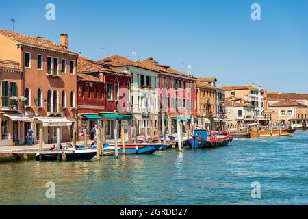 Centre-ville de l'île de Murano, canal avec bateaux amarrés et maisons anciennes sur le front de mer.Lagune vénitienne, Venise, Vénétie, Italie, Europe. Banque D'Images