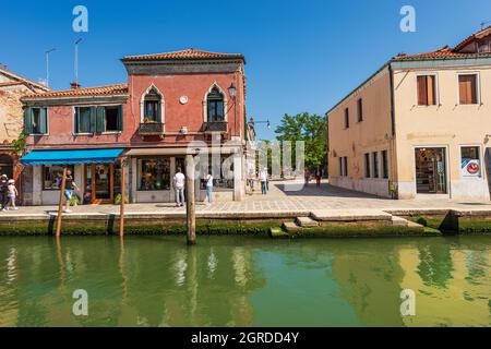 Centre-ville de l'île de Murano avec un petit canal, une ancienne maison, boutique de verre artistique et des touristes.Lagune de Venise, Vénétie, Italie, Europe. Banque D'Images