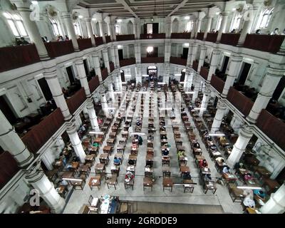 L'université de Dhaka organise vendredi son test d'admission à l'unité « Ka » pour l'année universitaire 2020-21. En dehors de la capitale, le test se déroule également dans toutes les villes divisionnaires du pays. Les tests d'admission pour 2020-21 n'ont pas pu avoir lieu l'année dernière en raison de la pandémie . Le 01 octobre 2021 à Dhaka, au Bangladesh. Photo de Habibur Rahman/ABACAPRESS.COM Banque D'Images