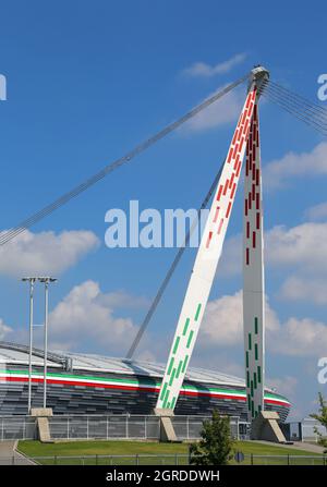 Turin, TO, Italie - 26 août 2015 : Stade Juventus lieu moderne aux couleurs du drapeau italien Banque D'Images
