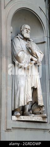 Florence, FI, Italie - 21 août 2015 : statue de Galileo Galilei, un célèbre physicien et ingénieur astronome italien Banque D'Images