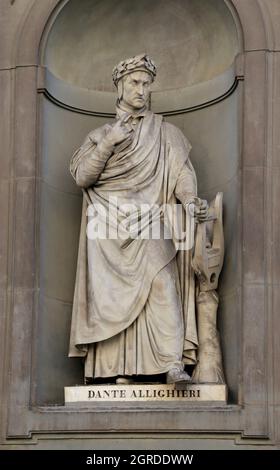 Florence, FI, Italie - 21 août 2015: Statut du célèbre poète italien Dante Alighieri qui a écrit la Divine Comédie Banque D'Images
