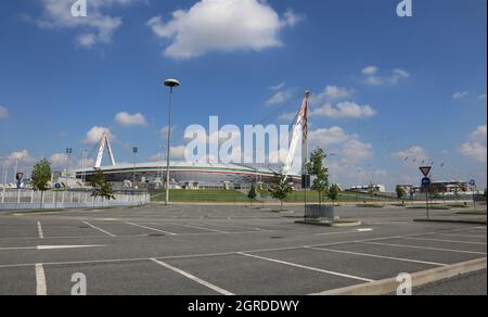 Turin, TO, Italie - 26 août 2015 : vaste parking vide à l'extérieur du stade Juventus sans personnes avant la compétition Banque D'Images