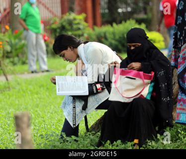 L'université de Dhaka organise vendredi son test d'admission à l'unité « Ka » pour l'année universitaire 2020-21. En dehors de la capitale, le test se déroule également dans toutes les villes divisionnaires du pays. Les tests d'admission pour 2020-21 n'ont pas pu avoir lieu l'année dernière en raison de la pandémie . Le 01 octobre 2021 à Dhaka, au Bangladesh. Photo de Habibur Rahman/ABACAPRESS.COM Banque D'Images