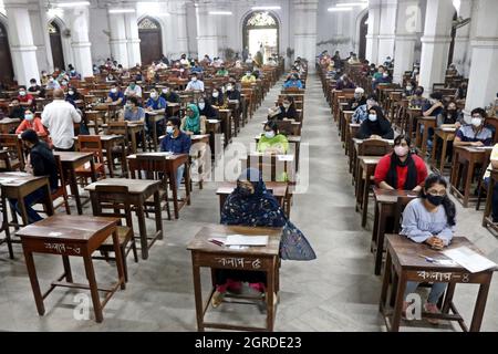 L'université de Dhaka organise vendredi son test d'admission à l'unité « Ka » pour l'année universitaire 2020-21. En dehors de la capitale, le test se déroule également dans toutes les villes divisionnaires du pays. Les tests d'admission pour 2020-21 n'ont pas pu avoir lieu l'année dernière en raison de la pandémie . Le 01 octobre 2021 à Dhaka, au Bangladesh. Photo de Habibur Rahman/ABACAPRESS.COM Banque D'Images