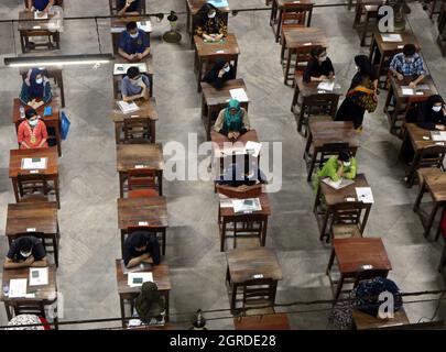 L'université de Dhaka organise vendredi son test d'admission à l'unité « Ka » pour l'année universitaire 2020-21. En dehors de la capitale, le test se déroule également dans toutes les villes divisionnaires du pays. Les tests d'admission pour 2020-21 n'ont pas pu avoir lieu l'année dernière en raison de la pandémie . Le 01 octobre 2021 à Dhaka, au Bangladesh. Photo de Habibur Rahman/ABACAPRESS.COM Banque D'Images