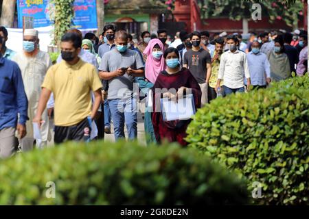 L'université de Dhaka organise vendredi son test d'admission à l'unité « Ka » pour l'année universitaire 2020-21. En dehors de la capitale, le test se déroule également dans toutes les villes divisionnaires du pays. Les tests d'admission pour 2020-21 n'ont pas pu avoir lieu l'année dernière en raison de la pandémie . Le 01 octobre 2021 à Dhaka, au Bangladesh. Photo de Habibur Rahman/ABACAPRESS.COM Banque D'Images