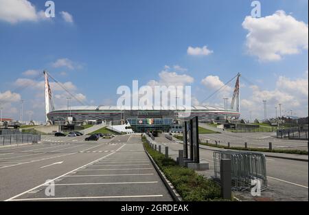 Turin, TO, Italie - 26 août 2015 : grand parking à l'extérieur du stade Juventus sans personnes Banque D'Images