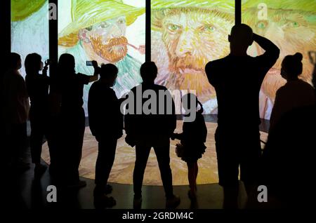 Pékin, Chine. 1er octobre 2021. Les spectateurs explorent une exposition interactive des peintures de Vincent Van Gogh à Beijing, en Chine, le 01/10/2021 par Wiktor Dabkowski crédit: dpa/Alay Live News Banque D'Images