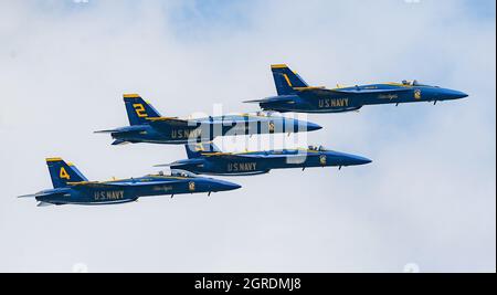 KANSAS CITY, ÉTATS-UNIS - 03 juillet 2021 : les anges bleus dans le ciel. Vue latérale. Kansas City, États-Unis. Banque D'Images
