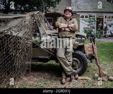 guerre mondiale 2 us armée medic avec jeep et fusil Banque D'Images