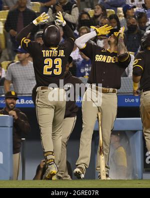 Los Angeles, États-Unis. 1er octobre 2021. Fernando Tetis Jr. De San Diego Padres (23) célèbre avec son coéquipier Manny Machado (R) après avoir frappé un tir à deux coups de 457 mètres au départ du lanceur de Los Angeles Dodgers Tony Gonsolin lors du cinquième repas au Dodger Stadium de Los Angeles le jeudi 30 septembre 2021. L'explosion a rebondi sur le toit au-dessus du pavillon de champ gauche et a quitté le stade. Cette saison, c'était la 42e et la septième place de Tetis aux pays-Bas au Dodger Stadium. Photo de Jim Ruymen/UPI crédit: UPI/Alay Live News Banque D'Images