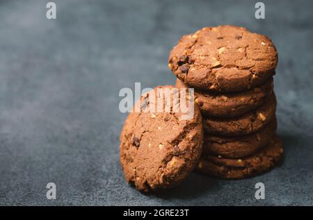 Biscuits aux noisettes et au chocolat, sucreries Dark Moody, espace vide pour le texte