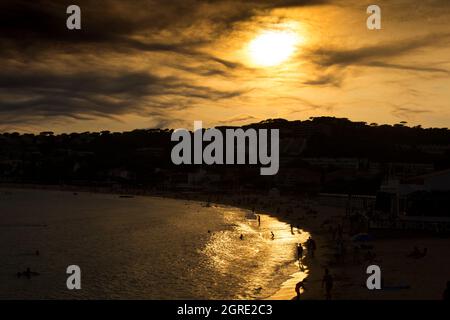 Crépuscule, coucher de soleil en été sur la côte catalane Banque D'Images