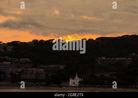 Crépuscule, coucher de soleil en été sur la côte catalane Banque D'Images