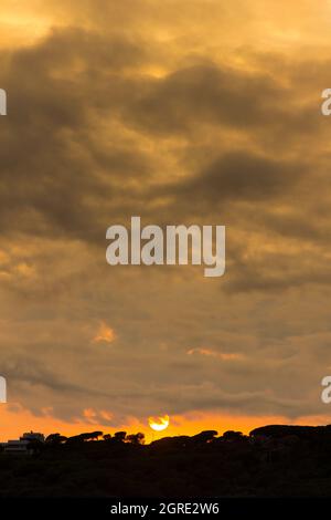 Crépuscule, coucher de soleil en été sur la côte catalane Banque D'Images