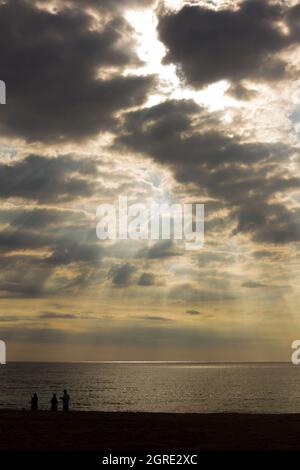 Crépuscule, coucher de soleil en été sur la côte catalane Banque D'Images