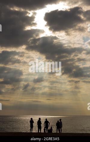 Crépuscule, coucher de soleil en été sur la côte catalane Banque D'Images