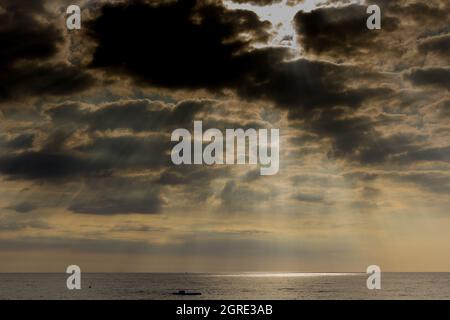 Crépuscule, coucher de soleil en été sur la côte catalane Banque D'Images