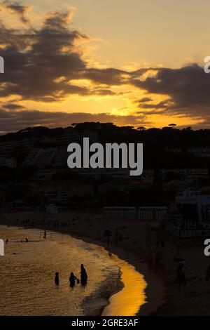 Crépuscule, coucher de soleil en été sur la côte catalane Banque D'Images