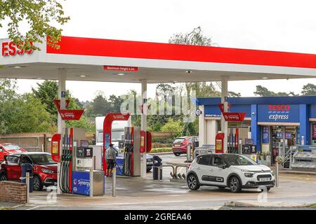 Kidderminster, Royaume-Uni. 1er octobre 2021. Un changement énorme car les files d'attente ont disparu dans les stations-service après une semaine d'achat de panique de carburant. Cette station-service a fermé toutes ses pompes il y a seulement 6 jours et la piste a été enfermée avec des panneaux « orry, no fuel available ». Aujourd'hui, tous les carburants sont disponibles sur presque toutes les pompes et les files d'attente inexistantes. Crédit : Lee Hudson/Alay Live News Banque D'Images