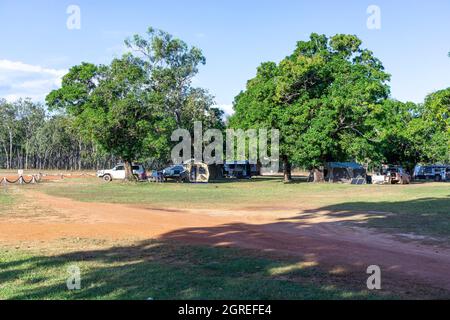 Campeurs sous arbre au terrain de camping de Moreton Telegraph Station, péninsule de Cape York, Queensland du Nord, Australie Banque D'Images