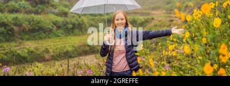 BANNIÈRE, FEMME de FORMAT LONG touriste avec parapluie à Sapa dans le brouillard, nord-ouest du Vietnam. Concept de voyage au Vietnam. Patrimoine de l'UNESCO. Le Vietnam s'ouvre à Banque D'Images