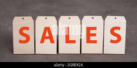 Tags avec le mot ventes en rouge, fond texturé foncé, espace de copie vide Banque D'Images