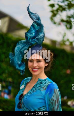 Belle femme portant un chapeau élégant lors de la Journée des femmes d'Ascot Banque D'Images