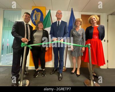 (De gauche à droite) Maire du Grand Manchester, Andy Burnham, Stockport Council leader Elise Wilson, ministre des Affaires étrangères, Simon Coveney, Wendy Morton, députée et consul général, Sarah Mangan, à Manchester, lors de l'ouverture officielle du Consulat général d'Irlande pour le Nord de l'Angleterre. Date de la photo : vendredi 1er octobre 2021. Banque D'Images