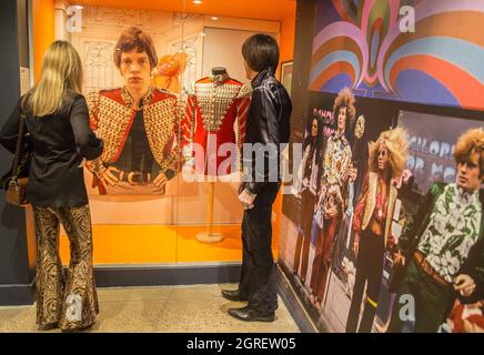 Londres, Royaume-Uni. 1er octobre 2021. Musée du textile de mode belles personnes : la Boutique dans les années 1960 contre-culture une veste rouge Grenadier style guardsman de Victoriana et boutique d'inspiration militaire, j'étais Lord Kitchener's Valet. Ce design a été porté par Mick Jagger lors de l'apparition Rolling Stones 1966 sur Ready Steady Go et l'après-midi suivant, la boutique était complètement vendue. Crédit : Paul Quezada-Neiman/Alay Live News Banque D'Images