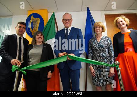 (De gauche à droite) Maire du Grand Manchester, Andy Burnham, Stockport Council leader Elise Wilson, ministre des Affaires étrangères, Simon Coveney, Wendy Morton, députée et consul général, Sarah Mangan, à Manchester, lors de l'ouverture officielle du Consulat général d'Irlande pour le Nord de l'Angleterre. Date de la photo : vendredi 1er octobre 2021. Banque D'Images