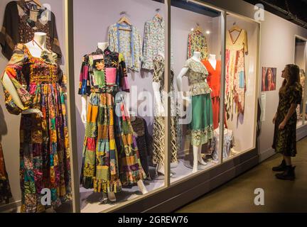 Londres, Royaume-Uni. 1er octobre 2021. Musée du textile de mode belles personnes: La Boutique dans la contre-culture des années 1960 . Ouverture avec une citation de Singer et des années 60 "IT girl" Marianne fidèles, belles personnes: La Boutique dans les années 1960 contre-culture ne gaspille pas de temps à accueillir des visiteurs dans le monde enivré et étoilé de la contre-culture de Chelsea: "Nous étions jeunes, riches et beaux, et la marée - nous pensions - tournait en notre faveur. Nous allons tout changer, bien sûr, mais surtout nous allons changer les règles ». Crédit : Paul Quezada-Neiman/Alay Live News Banque D'Images