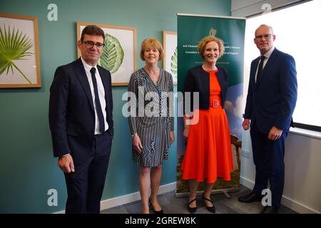 (De gauche à droite) le maire du Grand Manchester, Andy Burnham, Wendy Morton, députée, consul général, Sarah Mangan, et le ministre des Affaires étrangères, Simon Coveney, à Manchester, à l'ouverture officielle du consulat général d'Irlande pour le Nord de l'Angleterre. Date de la photo : vendredi 1er octobre 2021. Banque D'Images