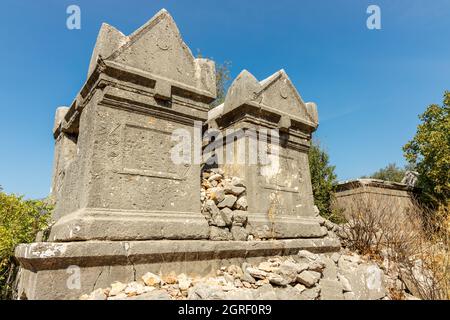 Ruines anciennes avec sarcophages funéraires dans la ville lycienne de Sidyma connue maintenant sous le nom de Dudurga dans la province de Mugla, Turquie. Banque D'Images