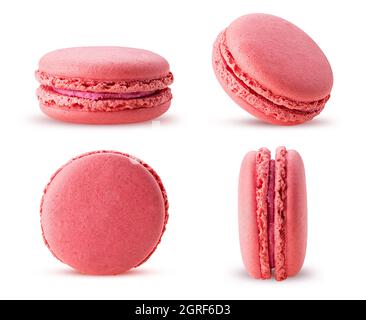 Placez des macarons de framboises doux isolés sur fond blanc. Masque. Profondeur de champ complète. Banque D'Images