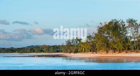 Vue panoramique sur la plage d'Alau, le terrain de camping d'Alau Beach, Umagico, la péninsule de Cape York, le nord du Queensland Banque D'Images