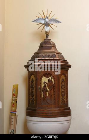 Baptistère dans l'église Saint-Maurus l'Abbé à Bosiljevo, Croatie Banque D'Images