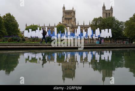 Les gens marchent devant Luke Jerram à Memoriam, une installation artistique puissante et importante, créée en mémoire des pertes subies pendant la pandémie de COVID-19, après qu'elle ait été installée dans le Collège Vert de Bristol. L'installation, qui sera ouverte au public du 1er au 17 octobre, est composée de plus de 100 drapeaux fabriqués à partir de draps de lit d'hôpital NHS. Date de la photo : vendredi 1er octobre 2021. Banque D'Images