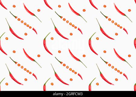 Motif épicé sans couture avec des gousses de piment rouge diagonalement, des tranches de poivron rouge coupé sur fond blanc. Concept de saine alimentation Banque D'Images