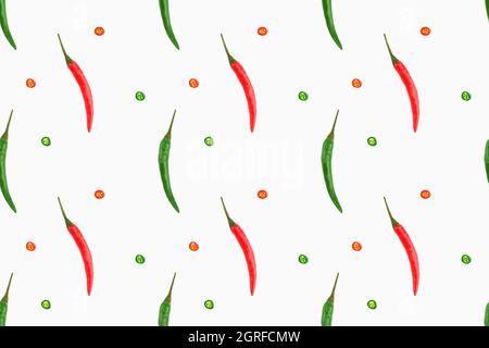 Motif épicé sans couture avec des gousses de piment rouge et vert verticalement, des tranches de poivron rouge coupé sur fond blanc. Concept de saine alimentation Banque D'Images