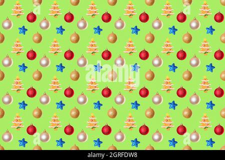 Motif de nouvel an sans couture du jouet d'arbre de Noël sous forme d'épicéa en biscuits, rouge, blanc, boules dorées, étoiles bleues sur fond vert. Banque D'Images