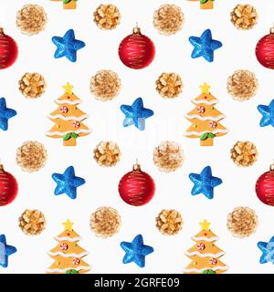 Motif de nouvel an sans couture du jouet d'arbre de Noël sous forme d'épicéa composé de biscuits, de boules rouges, d'étoiles bleues, de cônes dorés sur fond blanc. A Banque D'Images