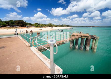 Vue depuis la jetée de Seisia en direction de Seisia Beach, péninsule de Cape York, extrême nord du Queensland, Australie Banque D'Images