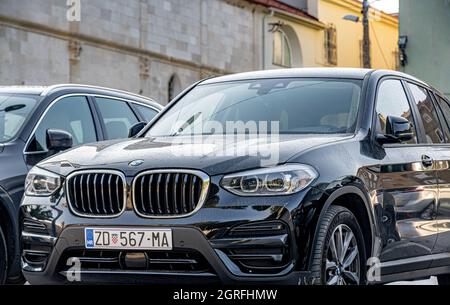 BMW X5 voiture dans le parking de la ville, à Zadar, Croatie. Banque D'Images