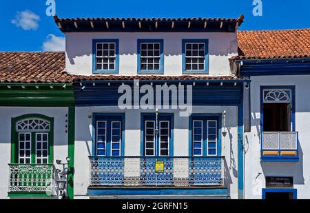 DIAMANTINA, MINAS GERAIS, BRÉSIL - 22 JANVIER 2019 : façade coloniale dans la ville historique de Diamantina Banque D'Images