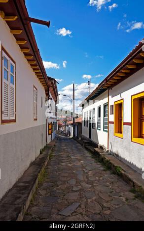 DIAMANTINA, MINAS GERAIS, BRÉSIL - 22 JANVIER 2019 : rue typique du centre historique Banque D'Images