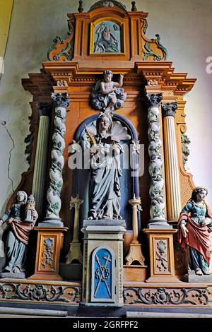 France, haute Saône, selles, Assomption de notre Dame église du XIIe siècle, reconstruite en 1828, autel, statues, datant du XVIIe siècle Saint Pitere au centre et Sainte Barbara et Sainte Catherine d'Alexandrie Banque D'Images